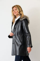 Damen Kurzmantel als Swinger Lammnappa in dunkelpflaume mit Kapuze Silberfuchs