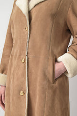 Leichter eleganter Damen Lammfellmantel aus Merinolammfell in beige Pelzvelour tailliert