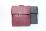 Praktischer Rindnappa Lederrucksack in rot und blau mit vergrößerung Funktion