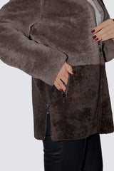 Damen Lammfelljacke mit Kapuze in taupe coffee aus Curlylammfell