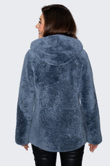 Lammfelljacke mit Fell nach außen für die Dame mit Kapuze in blau