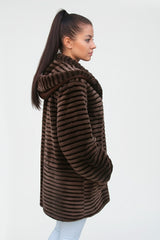 Schicke leichte braune Damen Lammfelljacke zum wenden mit abnehmbarer Kapuze