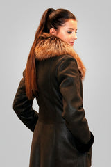 Leichte lange Lammfelljacke für Damen in Braun mit Pelzkragen Silberfuchs