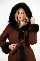 Damen Winter Lammfellmantel aus Merinolammfell Braun mit Kapuze und Toscanaverbrämung