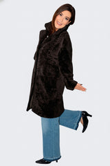 Zeitloser Curlylammfellmantel Damen braun mt Fellaeite nach außen und Reverse