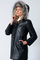 Damen Kurzmantel als Swinger Lammnappa in schwarz mit Kapuze Silberfuchsbesatz