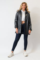 Damen Kurzmantel als Swinger Lammnappa in anthrazit mit Kapuze Silberfuchs