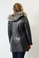 Damen Kurzmantel als Swinger Lammnappa in dunkelpflaume mit Kapuze Silberfuchs