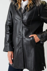 Damen Kurzmantel als Swinger Lammnappa in dunkelpflaume mit Kapuze Silberfuchs