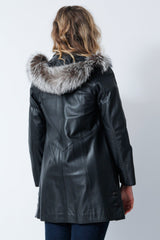 Damen Kurzmantel als Swinger Lammnappa in schwarz mit Kapuze Silberfuchsbesatz