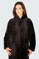 Klassischer Damen Schaffellmantel Curlylamm außen braun mit Reverse hochchließbar