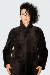 Klassischer Damen Schaffellmantel Curlylamm außen braun mit Reverse hochchließbar