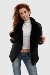 Kurze schwarze Damenlederjacke mit Applikationen aus Lammfell