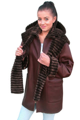 lange Damen Lammfelljacke mit Reißverschluss. Die Schaffell-Jacke kann gewendet werden, abnehmbare Kapuze