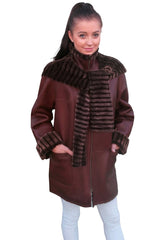 lange Damen Lammfelljacke mit Reißverschluss, abnehmbarer Kapuze mit Schal und die Jacke kann man wenden.