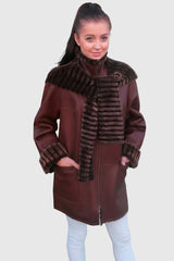 lange Damen Lammfelljacke mit Reißverschluss, abnehmbarer Kapuze mit Schal und die Jacke kann man wenden.