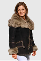 Echte kurze leichte Damen Lammfelljacke aus Merino-Lamm Pelzvelour in schwarz. Der Toskana großer Lammfellkragen und Ärmelenden sind bildschön.