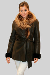 leichte Damen Lammfelljacke mit grßem Fuchskragen und Halbgürtel