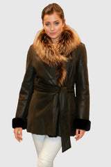 leichte Damen Lammfelljacke mit grßem Fuchskragen und Halbgürtel