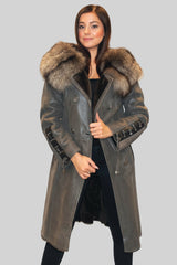 leichter Damen Lammfellmantel mit Silberfuch Kapuze in Steingrau