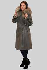 lange Damen Lammfelljacke mit Kapuze als Zweireiher in Steingrau