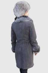 Echter Damen Lammfell-Kurz-Mantel in Pelzvelour aus Merino Lamm mit Toskana Lammfell, das Modell ist figurbetont und in der Farbe grau