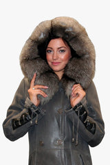 Damen Lammfellmantel mit Silberfuchskapuze in grau als Zweireiher Knopfleiste