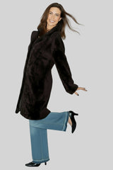 Klassischer Damen Lammmantel Curlylamm außen dunkelbraun mit Reverse hochchließbar
