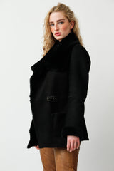 Halblange Damen Winter Lammfelljacke aus Merinolamm in schwarz velour tailliert