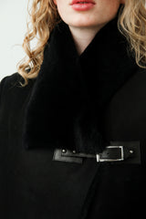 Halblange Damen Winter Lammfelljacke aus Merinolamm in schwarz velour tailliert