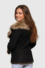 Echte kurze Damen Lammfelljacke aus Merino-Lamm Pelzvelour in schwarz.