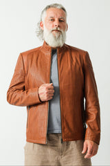 leichte ungefütterte Herren Lederjacke aus Lammnappa perforiert in cognac mais