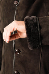 Längere Herren Winter Lammfelljacke in Pelzvelour braun zum knöpfen