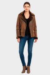 kurze gewachsene Damen Lammfelljacke mit Schrägreißverschluss in braun antik