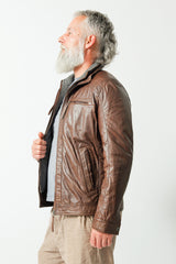 Kurze Herren Lederjacke aus Lammnappa. Eine leichte Wattierung zwischen Leder und Futter hat dieses Modell. Der rausnehmbare Krageneinsatz ist ein praktisches Detail dieser Jacke.