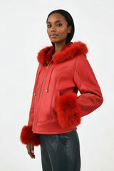 kurze rote gewachsene Damen-Lammfell-Schaffell-Jacke mit Kapuze & Reißverschluss