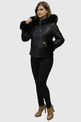 Kurze Damen Lammfelljacke mit Kapuze in schwarz