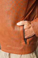 leichte ungefütterte Herren Lederjacke aus Lammnappa perforiert in cognac mais