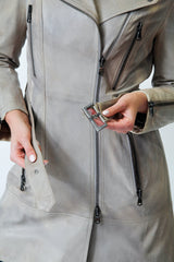 Beige längere sportliche Damen Gürteljacke aus Lammnappa und asymmetrischen Reißverschluss