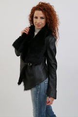 Schwarze Damenlederjacke mit Lammfell im Frontbereich und Kragen