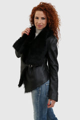 Schwarze Damenlederjacke mit Lammfell im Frontbereich und Kragen