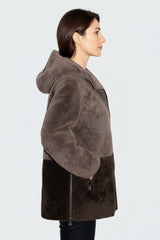 halblange Damen Curly Lammfelljacke mit Kapuze in taupe coffee zweifarbig