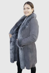 Echter Damen Lammfell-Kurz-Mantel in Pelzvelour aus Merino Lamm mit Toskana Lammfell, das Modell ist figurbetont und in der Farbe grau