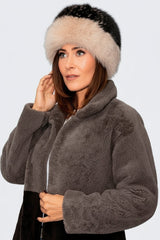 Damen Schaffellmantel aus Curlylamm Seitenschlitze Stehkragen