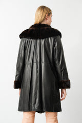 Eleganter Damenkurzmantel mit Kragen in dunkel braun