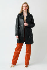 Schwarze längere sportliche Damen Gürteljacke aus Lammnappa und asymmetrischen Reißverschluss