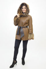 Gewachsene lange Damen Lammfelljacke mit Kapuze aus Toskana Fell und Ärmellänge. Das Modell ist antik braun ,hat ein Reißverschluss und ein Gürtel