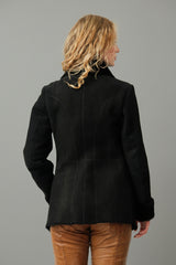 Halblange Damen Winter Lammfelljacke aus Merinolamm in schwarz velour tailliert