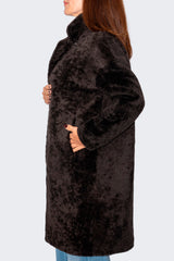 Zeitloser Curlylammfellmantel Damen braun mt Fellaeite nach außen und Reverse