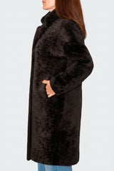 Zeitloser Curlylammfellmantel Damen braun mt Fellaeite nach außen und Reverse
